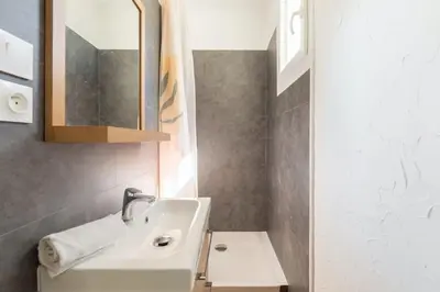 Salle de bains dans l'établissement Charmante maison à 100M de la plage