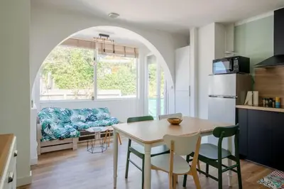 Cuisine ou kitchenette dans l'établissement Charmante maison à 100M de la plage