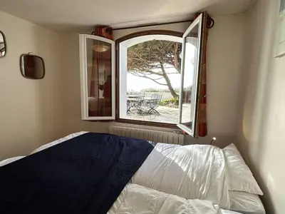 Un ou plusieurs lits dans un hébergement de l'établissement Maison confortable face à la mer, 7 couchages, terrasse, jardin, wifi, parking, animaux acceptés - FR-1-224B-211