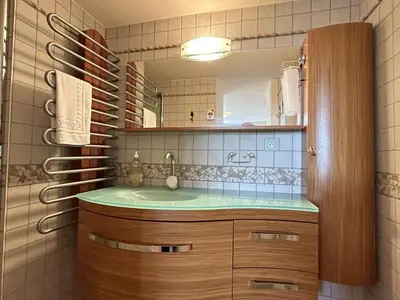 Salle de bains dans l'établissement Maison confortable face à la mer, 7 couchages, terrasse, jardin, wifi, parking, animaux acceptés - FR-1-224B-211