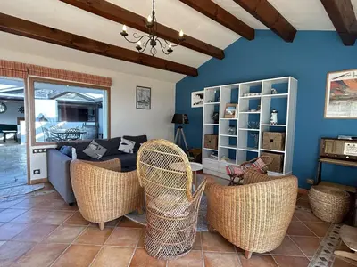 Coin salon dans l'établissement Maison confortable face à la mer, 7 couchages, terrasse, jardin, wifi, parking, animaux acceptés - FR-1-224B-211