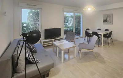 Télévision ou salle de divertissement dans l'établissement 2 Bedroom Nice Apartment In Le Pellerin
