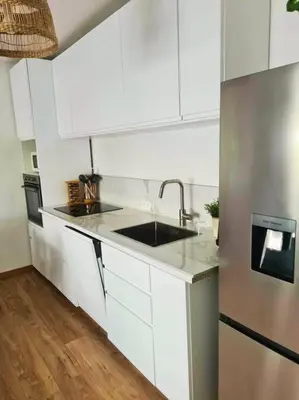 Cuisine ou kitchenette dans l'établissement Charmante maisonnette - St naz- Comme à la maison
