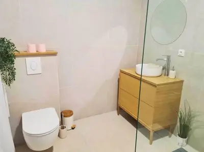 Salle de bains dans l'établissement Charmante maisonnette - St naz- Comme à la maison