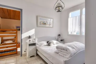 Un ou plusieurs lits dans un hébergement de l'établissement Maison de Charme avec Jardin, Plage à Pied