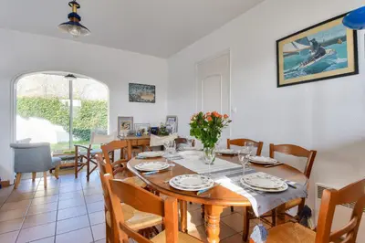 Coin salon dans l'établissement Maison de Charme avec Jardin, Plage à Pied