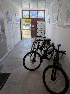 Vélo sur le terrain de l'établissement L'hermès, raffiné et élégant ou dans les environs