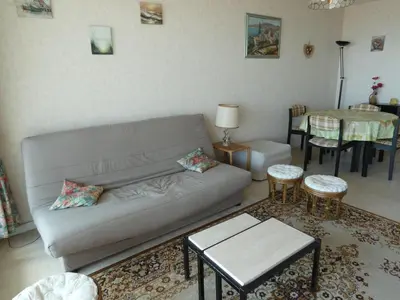 Coin salon dans l'établissement Studio cabine avec alcôve, face mer, parking privé - FR-1-323-421