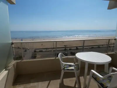 Vue générale sur la mer ou vue sur la mer prise depuis l'appartement