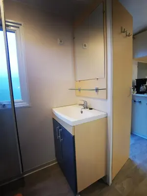 Cuisine ou kitchenette dans l'établissement Mobil home Clim+ Confort PUY du FOU 2Chb / 5Pers