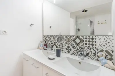 Salle de bains dans l'établissement Le Renoir - Maison au calme à 20min de Nantes