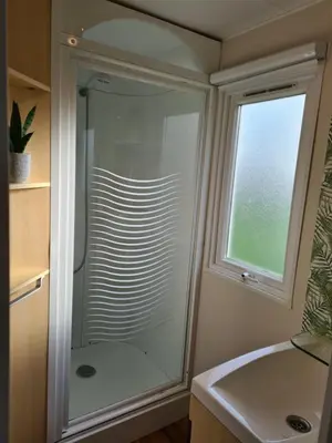 Salle de bains dans l'établissement Mobil-home 5 places