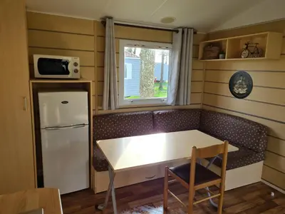 Cuisine ou kitchenette dans l'établissement Mobil-home 5 places