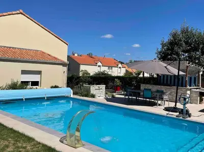 Piscine de l'établissement Charmant T3 privé avec vue et accès piscine ou située à proximité