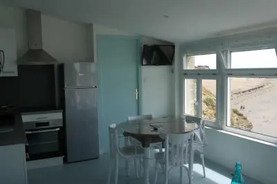 Cuisine ou kitchenette dans l'établissement Appartement NOIRMOUTIER