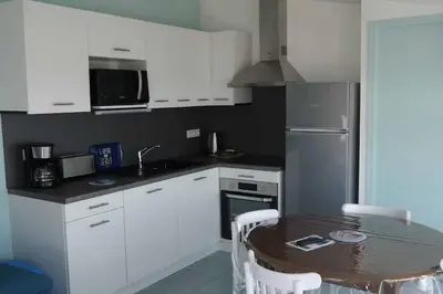 Cuisine ou kitchenette dans l'établissement Appartement NOIRMOUTIER