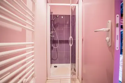 Salle de bains dans l'établissement Appartement 27 Groix