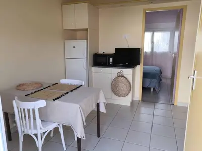 Cuisine ou kitchenette dans l'établissement Studio 2 personnes proche plage parking gratuit : 27