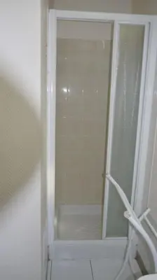 Salle de bains dans l'établissement Appartement 4/6 pers accès plage direct : Batz