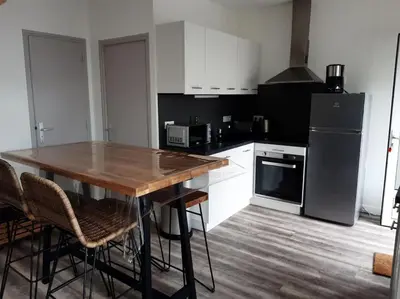 Cuisine ou kitchenette dans l'établissement Petite maison proche plage 2/4 p