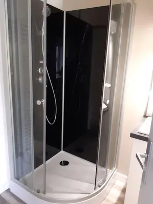 Salle de bains dans l'établissement Petite maison proche plage 2/4 p