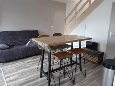 Coin salon dans l'établissement Petite maison proche plage 2/4 p