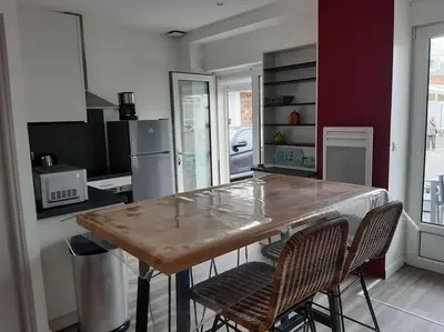 Cuisine ou kitchenette dans l'établissement Petite maison proche plage 2/4 p