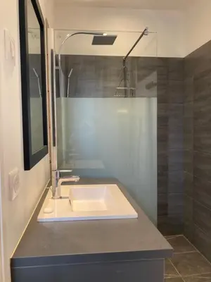 Salle de bains dans l'établissement Maisonnette au calme prôche forêt et bord de mer