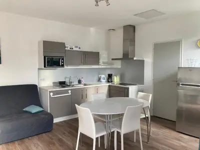 Cuisine ou kitchenette dans l'établissement Maisonnette au calme prôche forêt et bord de mer