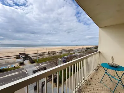 Vue générale sur la mer ou vue sur la mer prise depuis l'appartement