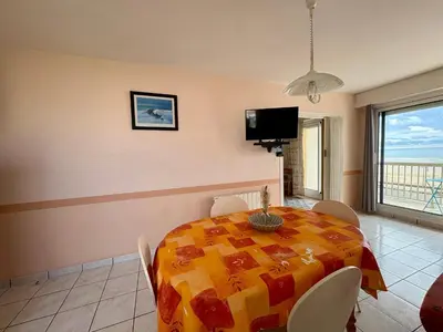 Télévision ou salle de divertissement dans l'établissement Appartement confortable à Saint-Jean-de-Monts pour 5 pers, face à la mer - FR-1-323-340