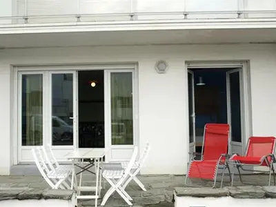 Balcon ou terrasse dans l'établissement Bel appartement T3 près de la plage avec garage privé - FR-1-323-414