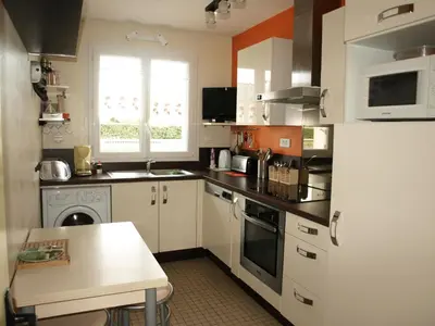 Cuisine ou kitchenette dans l'établissement Bel appartement T3 près de la plage avec garage privé - FR-1-323-414