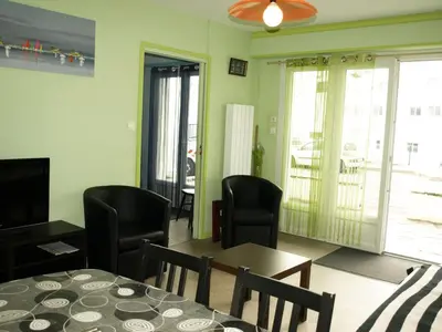 Coin salon dans l'établissement Bel appartement T3 près de la plage avec garage privé - FR-1-323-414