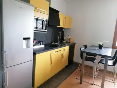 Cuisine ou kitchenette dans l'établissement Maison calme, près du puy du fou