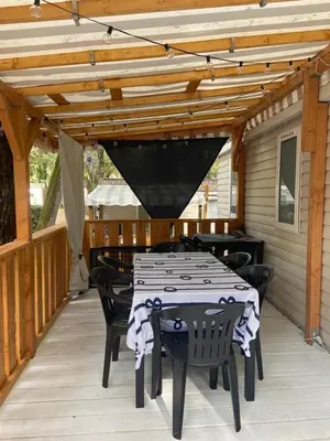Terrasse ou espace extérieur de l'établissement Mobil home Aventura 6-8 personnes tout confort