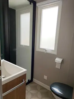 Salle de bains dans l'établissement Mobil home Aventura 6-8 personnes tout confort