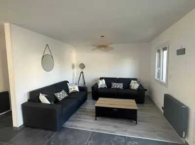 Coin salon dans l'établissement Villa avec piscine