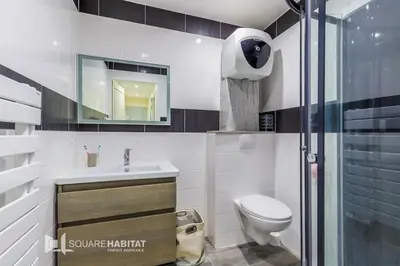 Salle de bains dans l'établissement Villa avec piscine