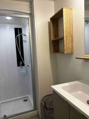 Salle de bains dans l'établissement De La Terre Locan