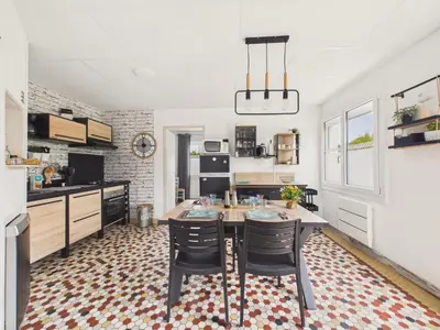 Cuisine ou kitchenette dans l'établissement Appartement pour 4 avec grand jardin