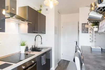 Cuisine ou kitchenette dans l'établissement Petit Erdre - 2 chambres- gd appt ensoleillé- accès PMR