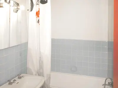 Salle de bains dans l'établissement Studio à deux pas de la plage à Saint-Jean-de-Monts - FR-1-323-415