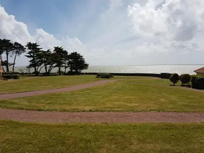 Jardin de l'établissement Appartement vue mer. A 40m de la plage.