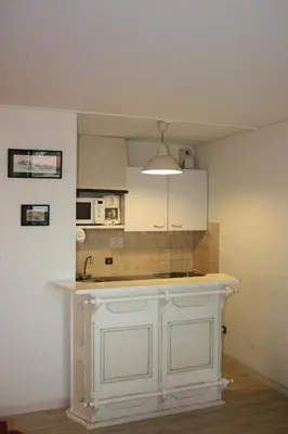 Cuisine ou kitchenette dans l'établissement Appartement vue mer. A 40m de la plage.