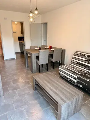 Cuisine ou kitchenette dans l'établissement Appartement 2 pièces tout équipé à 100 m de la plage avec place de parking