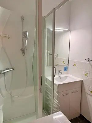 Salle de bains dans l'établissement Appartement 2 pièces tout équipé à 100 m de la plage avec place de parking