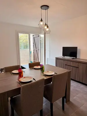 Télévision ou salle de divertissement dans l'établissement Appartement 2 pièces tout équipé à 100 m de la plage avec place de parking