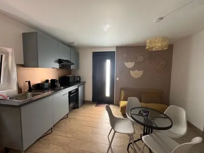 Cuisine ou kitchenette dans l'établissement Studio concorde proche Aéroport de Nantes
