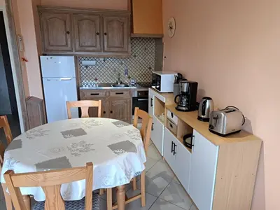 Cuisine ou kitchenette dans l'établissement Appartement à Saint Jean de Monts avec Balcon et WIFI - FR-1-323-508